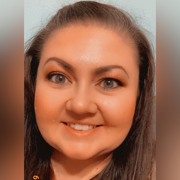 Profile Picture of Kelli Hurt (@kellihurt) on Poshmark