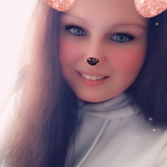 Profile Picture of Shianne Zurek (@shiannezurek) on Poshmark