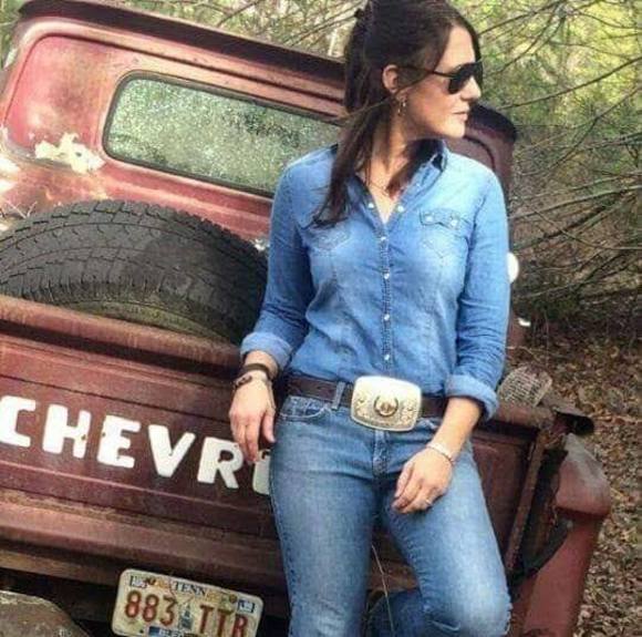 Profile Picture of Lisa Swanger (@lisaswanger) on Poshmark