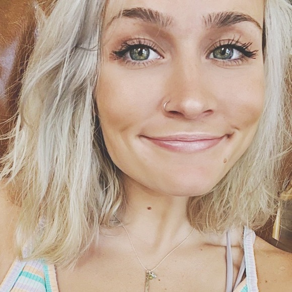 Profile Picture of Alexandra Pratt (@alexandrapratt) on Poshmark