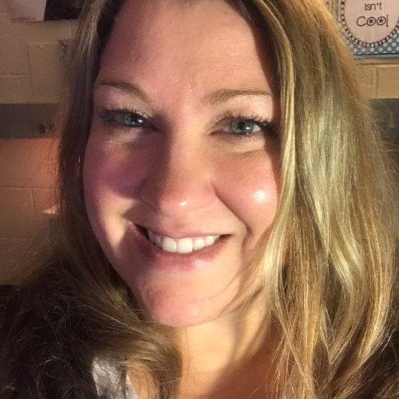 Profile Picture of Renee Curll (@rycurll) on Poshmark