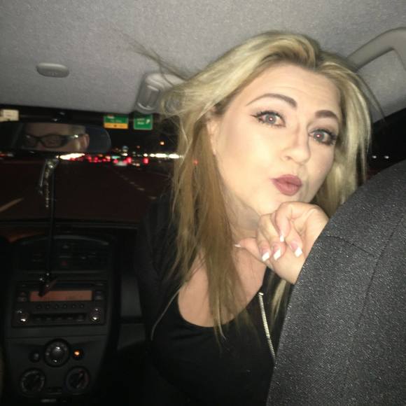 Profile Picture of Brooke Comanse (@brookecomanse) on Poshmark