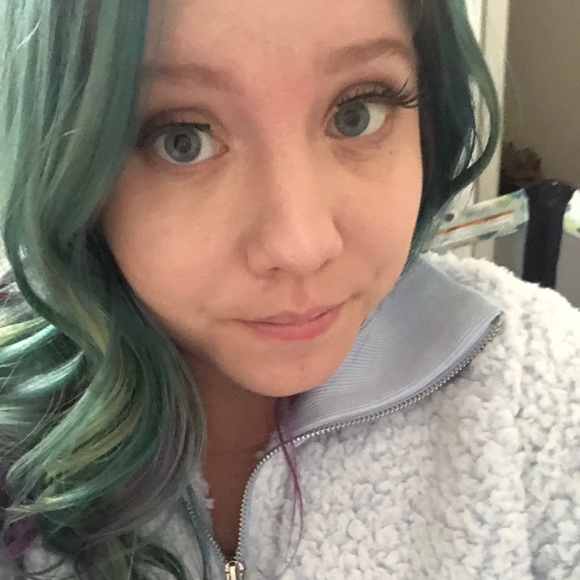 Profile Picture of Kaylyn Treloar (@kaylyntreloar) on Poshmark