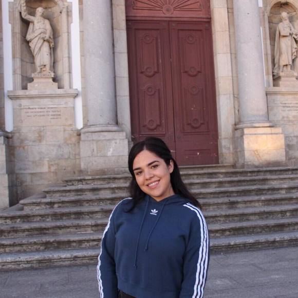 Profile Picture of Andreia Gonçalves (@andreiagon) on Poshmark