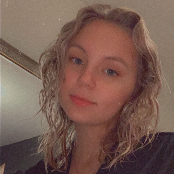 Profile Picture of Emy Schoenfeldt (@emyschoenfeldt) on Poshmark