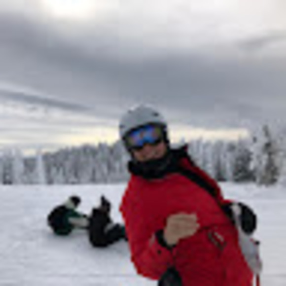 Profile Picture of Ali Sinnes (@alisinnes) on Poshmark