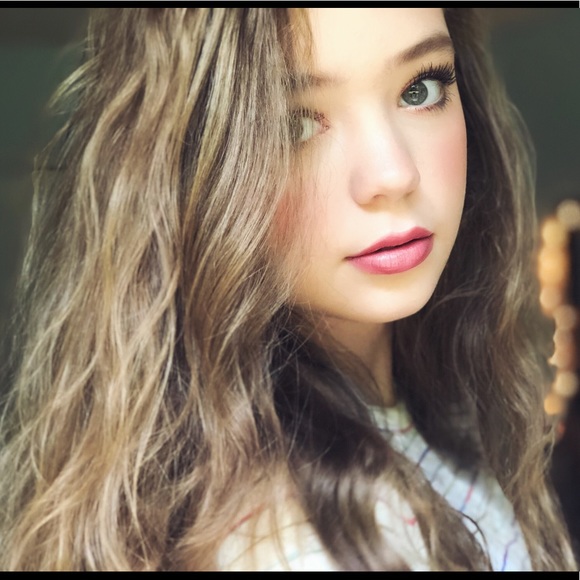 Profile Picture of Briana Bealle (@brianaandt) on Poshmark