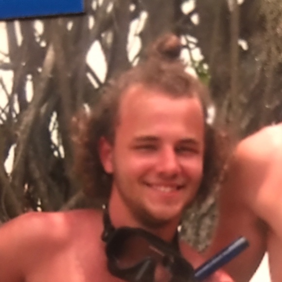 Profile Picture of Robert Strutz (@strut004) on Poshmark