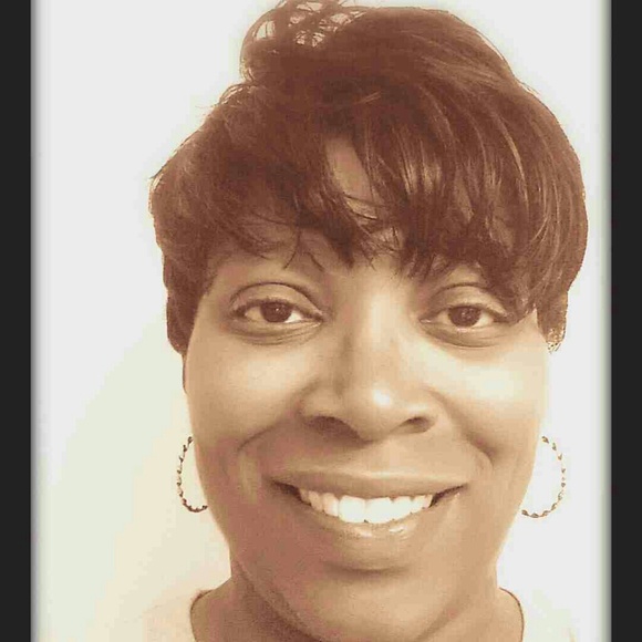 Profile Picture of Ronda Reid (@pooterreid) on Poshmark