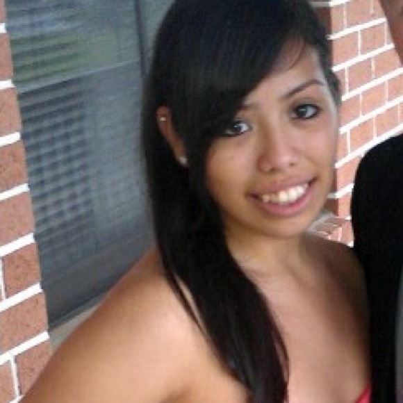 Profile Picture of Yessenia Shuffstall (@yesseniashuff) on Poshmark