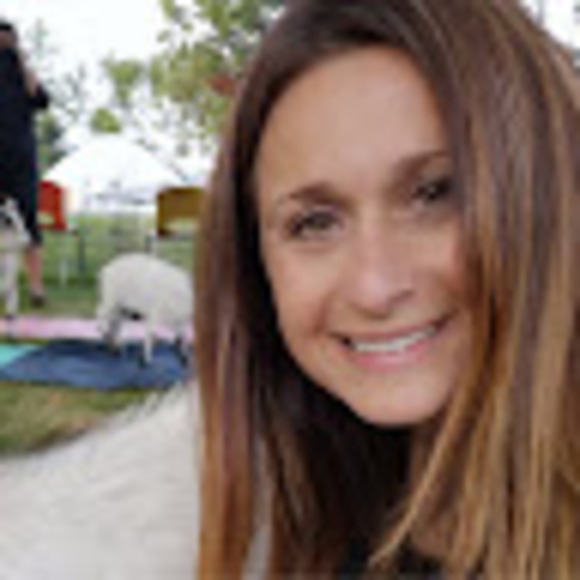 Profile Picture of Chantelle Arcand (@chantellearcand) on Poshmark