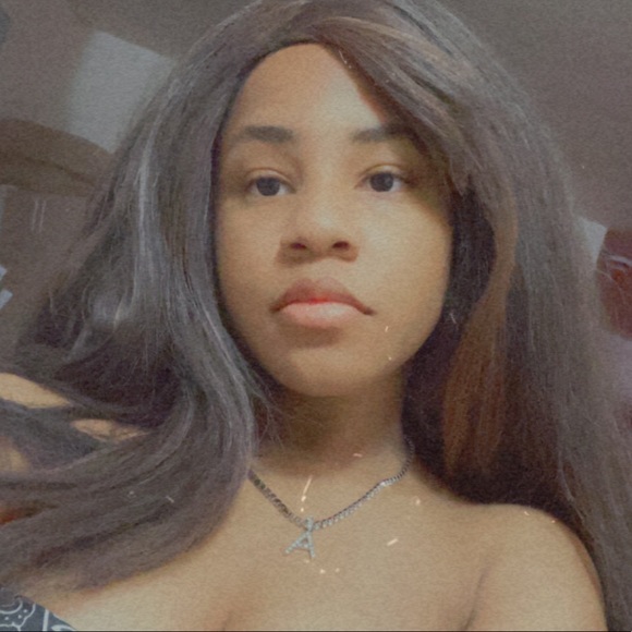 Profile Picture of Anna Pines (@annapines) on Poshmark