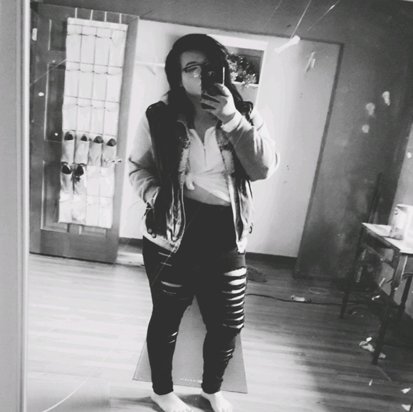 Profile Picture of Hannah Lindholm (@hannah_lindholm) on Poshmark