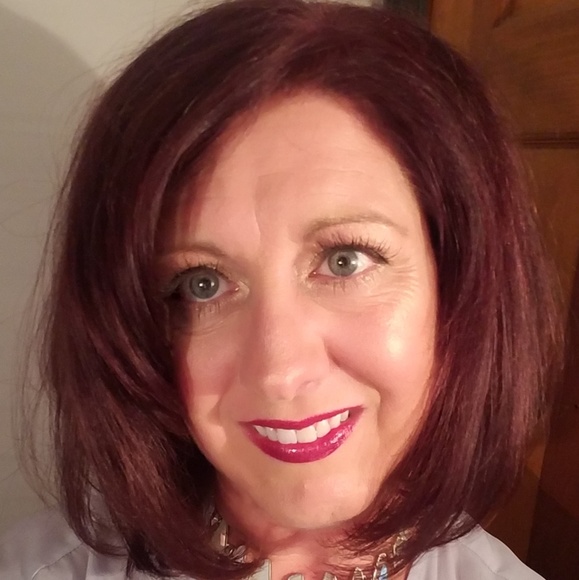 Profile Picture of Carlann Freeborn (@carlannfreeborn) on Poshmark