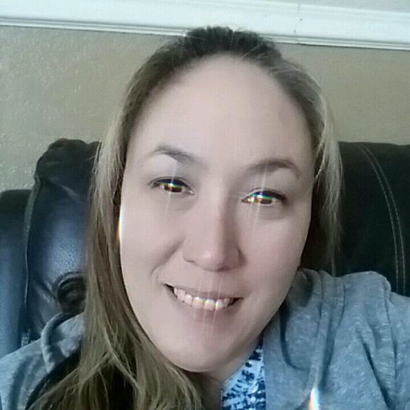 Profile Picture of Lorraine Roehl (@alaskanlolo) on Poshmark