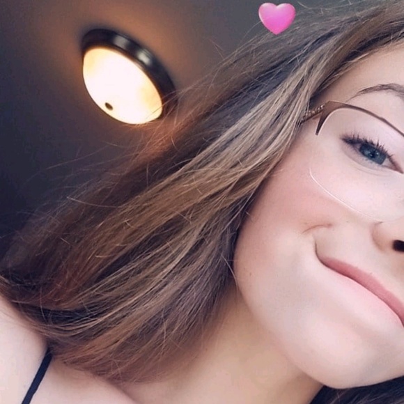 Profile Picture of Ainsley Pendexter (@a_pendexter) on Poshmark