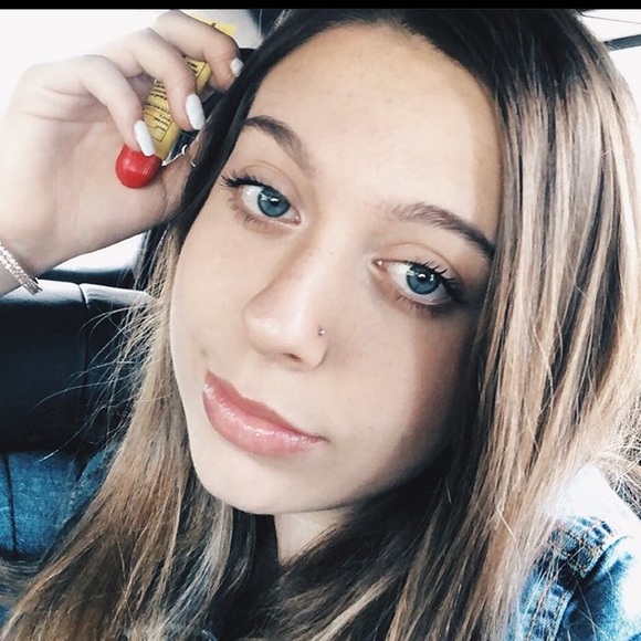 Profile Picture of Kyli Castoldi (@kcastoldi) on Poshmark