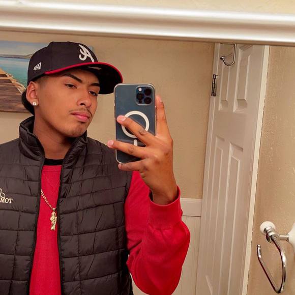 Profile Picture of Julian Ramos (@julianramos672) on Poshmark