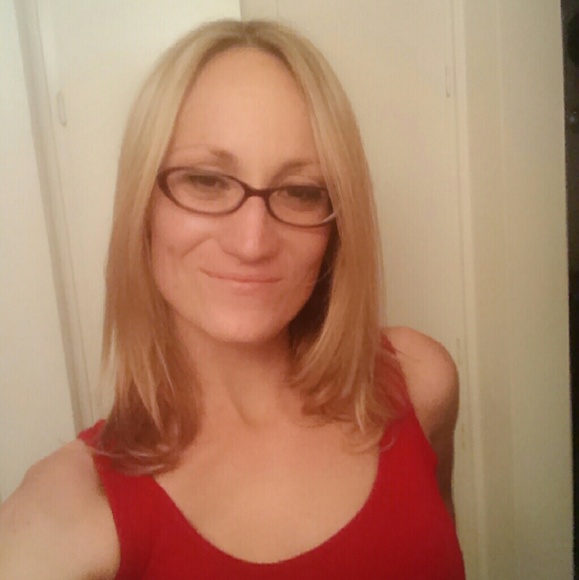 Profile Picture of Kathleen Kemper (@s1n1st3rw1f3) on Poshmark
