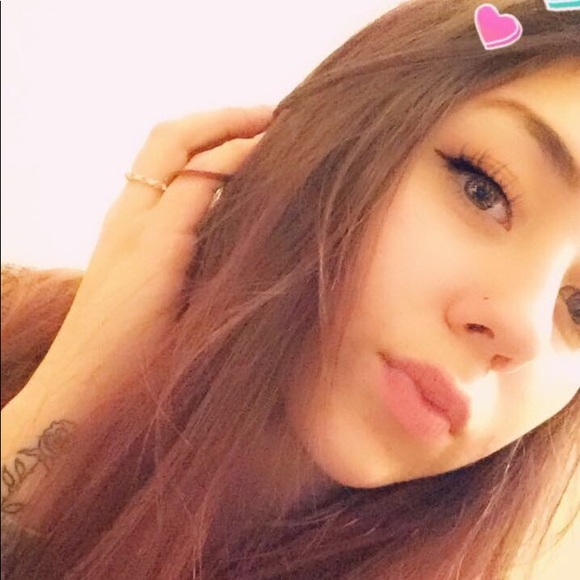 Profile Picture of Cheyenne Keener (@cheyrox2002) on Poshmark