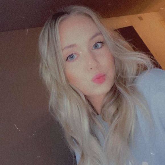 Profile Picture of Danielle Shewmake (@danielle_s1) on Poshmark