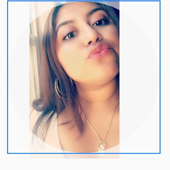 Profile Picture of Guilda Aguaiza (@guildaaguaiza) on Poshmark
