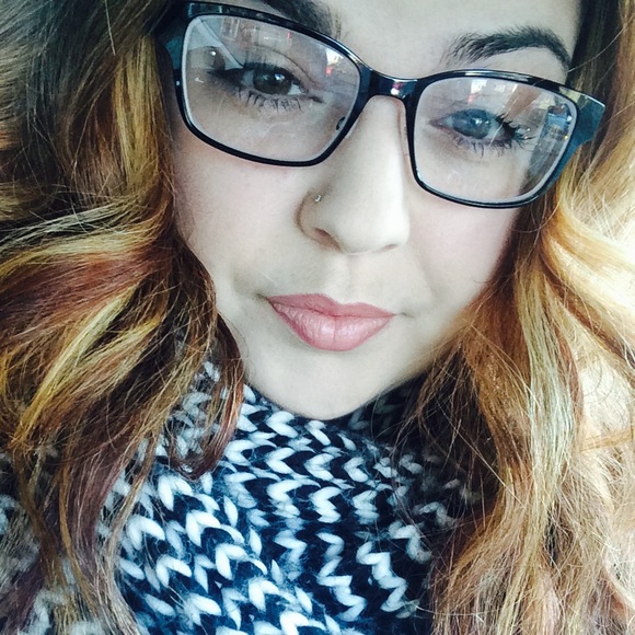 Profile Picture of April Loglisci (@aloglisci0412) on Poshmark