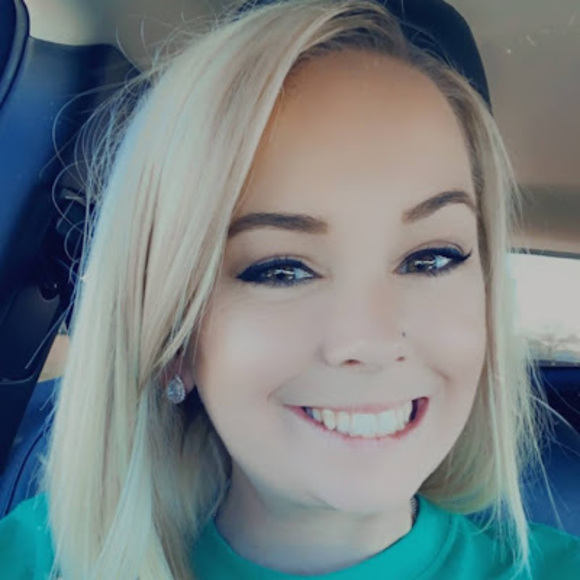 Amanda Anverse - Poshmark Profile Picture of Amanda Anverse (@aanverse11) on Poshmark