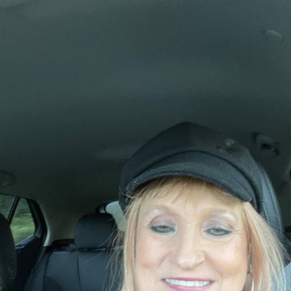 Profile Picture of Jo Armstrong (@joarmstrong2900) on Poshmark