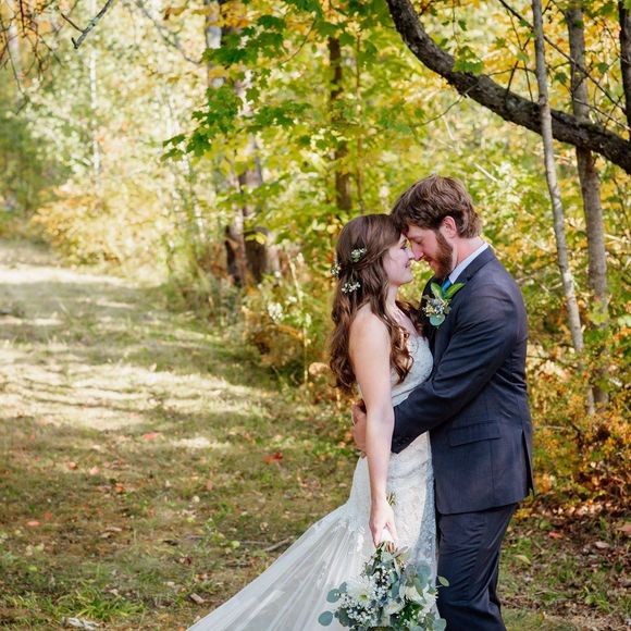 Profile Picture of Ellie Valliere (@evalliere880) on Poshmark