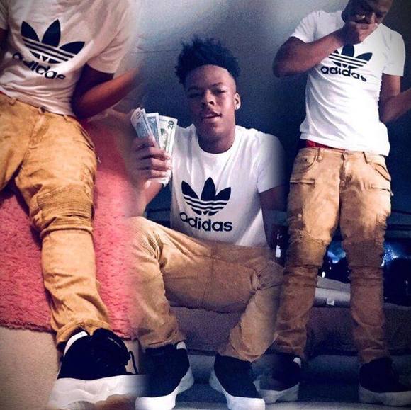 Profile Picture of Zack Yll (@zackyll) on Poshmark