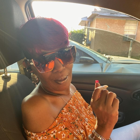 Profile Picture of Elizabeth Kines (@missliz59) on Poshmark