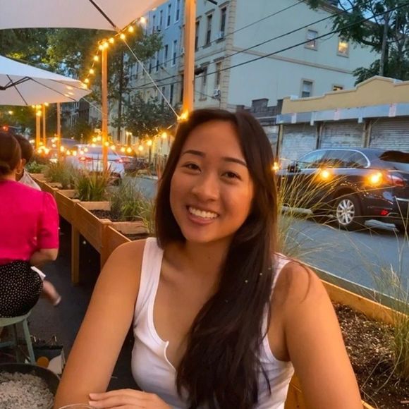 Profile Picture of Kim Yang (@kimlyang) on Poshmark