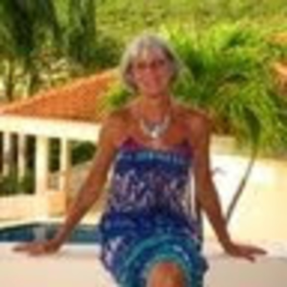 Profile Picture of Debbie Bower (@debbieclaybow) on Poshmark