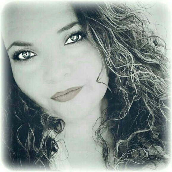 Profile Picture of Tara Jimenez (@tjimenez76) on Poshmark