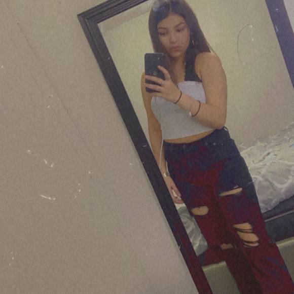Profile Picture of Alyssa Licerio (@alyssa_licerio) on Poshmark