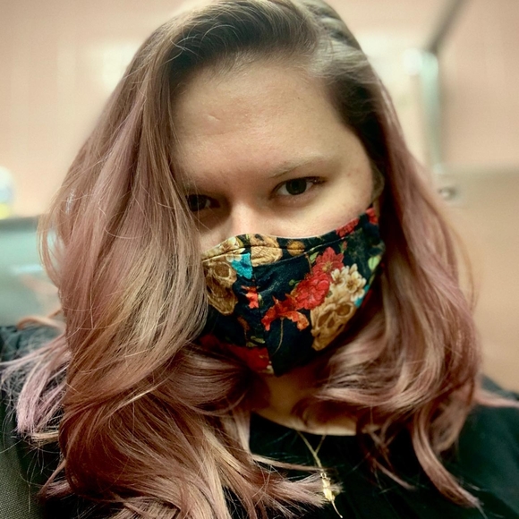 Profile Picture of Nichol Boelter (@nicholboelter) on Poshmark