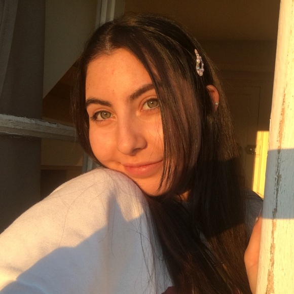 Profile Picture of Aeriana Macina (@aerianam) on Poshmark