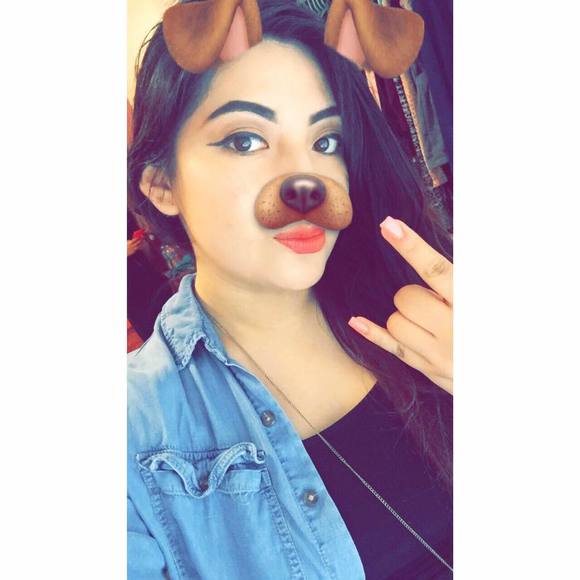 Profile Picture of Carolina Quintero (@ra1nbows) on Poshmark