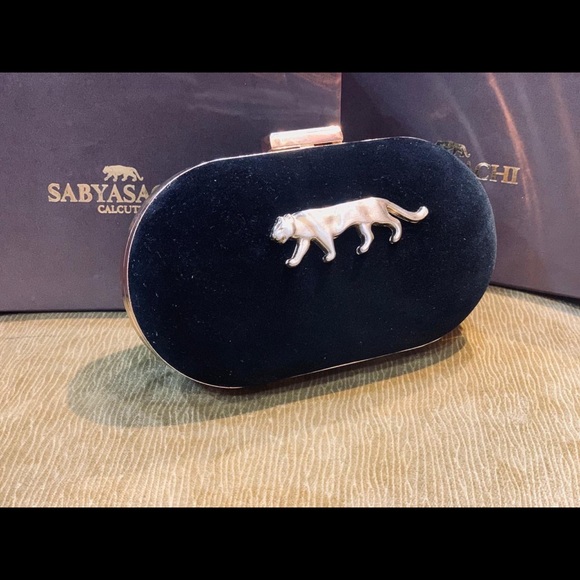 Profile Picture of Anqa Esha (@eshaa1) on Poshmark