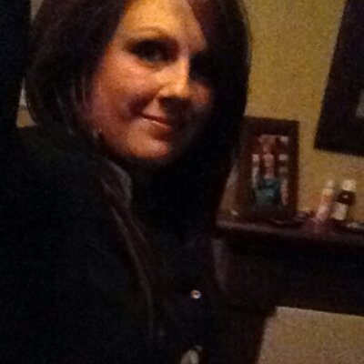 Profile Picture of Lori (@edgeoflori) on Twitter