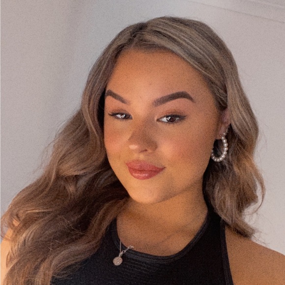 Profile Picture of Shanala Mesecke (@shanala_mesecke) on Poshmark