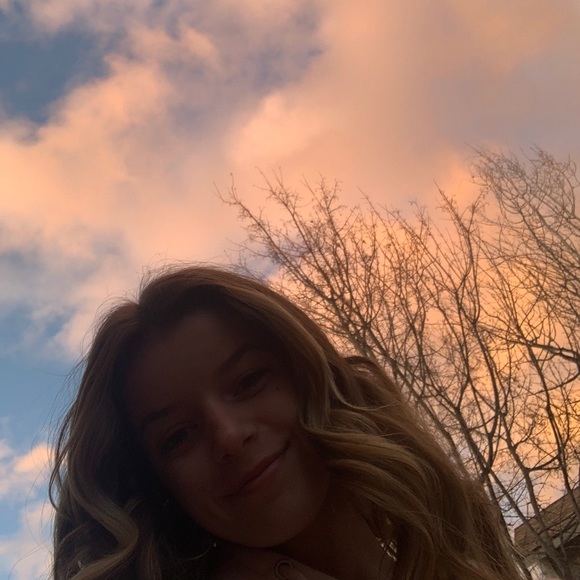 Profile Picture of Brianna Bovis (@bri_mb) on Poshmark