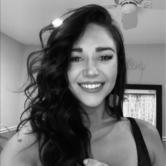 Profile Picture of Marissa Roxbury (@marissaroxbury) on Poshmark