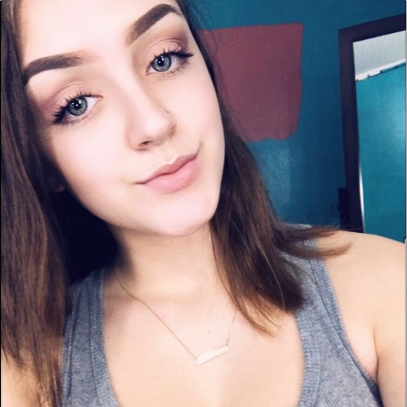 Profile Picture of Amber Vignery (@ambervignery) on Poshmark