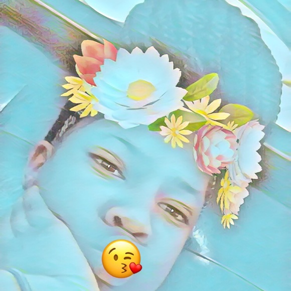 Profile Picture of Navaya Gray (@navaya05) on Poshmark