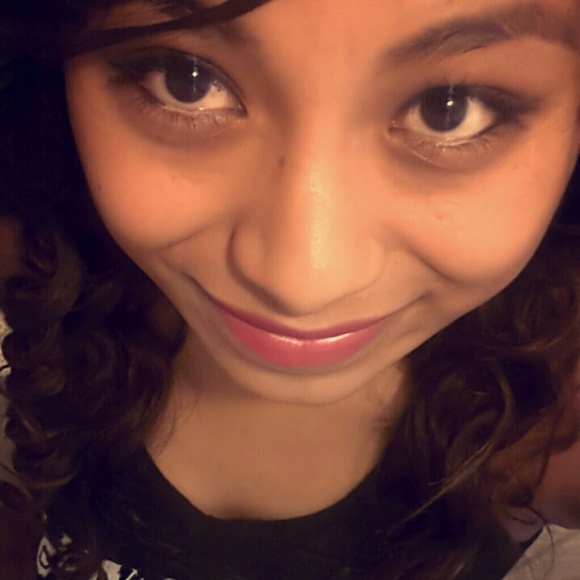 Profile Picture of Andrea Camacho (@andreafaith1995) on Poshmark