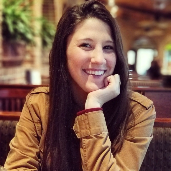 Profile Picture of Hannah Bieze (@hannahbz22) on Poshmark