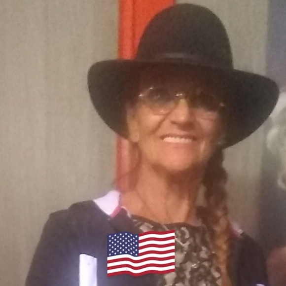 Profile Picture of Toni Branstetter (@tbran0225) on Poshmark