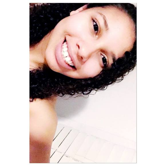 Profile Picture of Melanie Dickson (@marzzeyo) on Poshmark